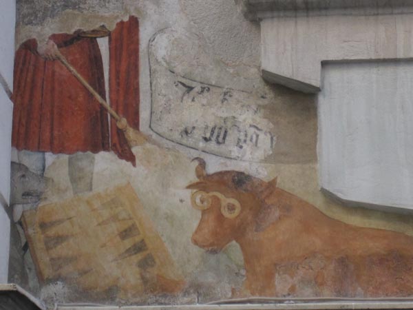 DAS HAUS MIT DER KUH MIT DER BRILLE